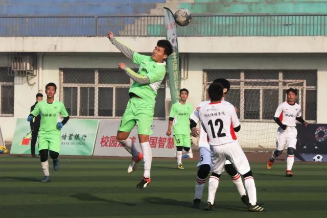 组图：哥伦比亚 vs 加纳 奥波库球衣被撕